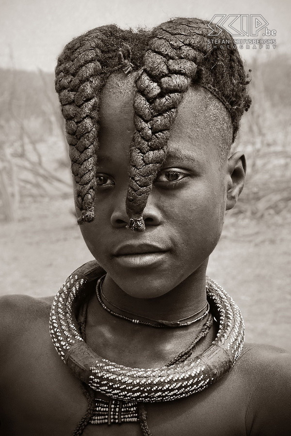 Omangete - Himba meisje Zoals alle Himba meisjes draagt ook dit meisje haar haar in twee dikke vlechten over haar voorhoofd. Stefan Cruysberghs